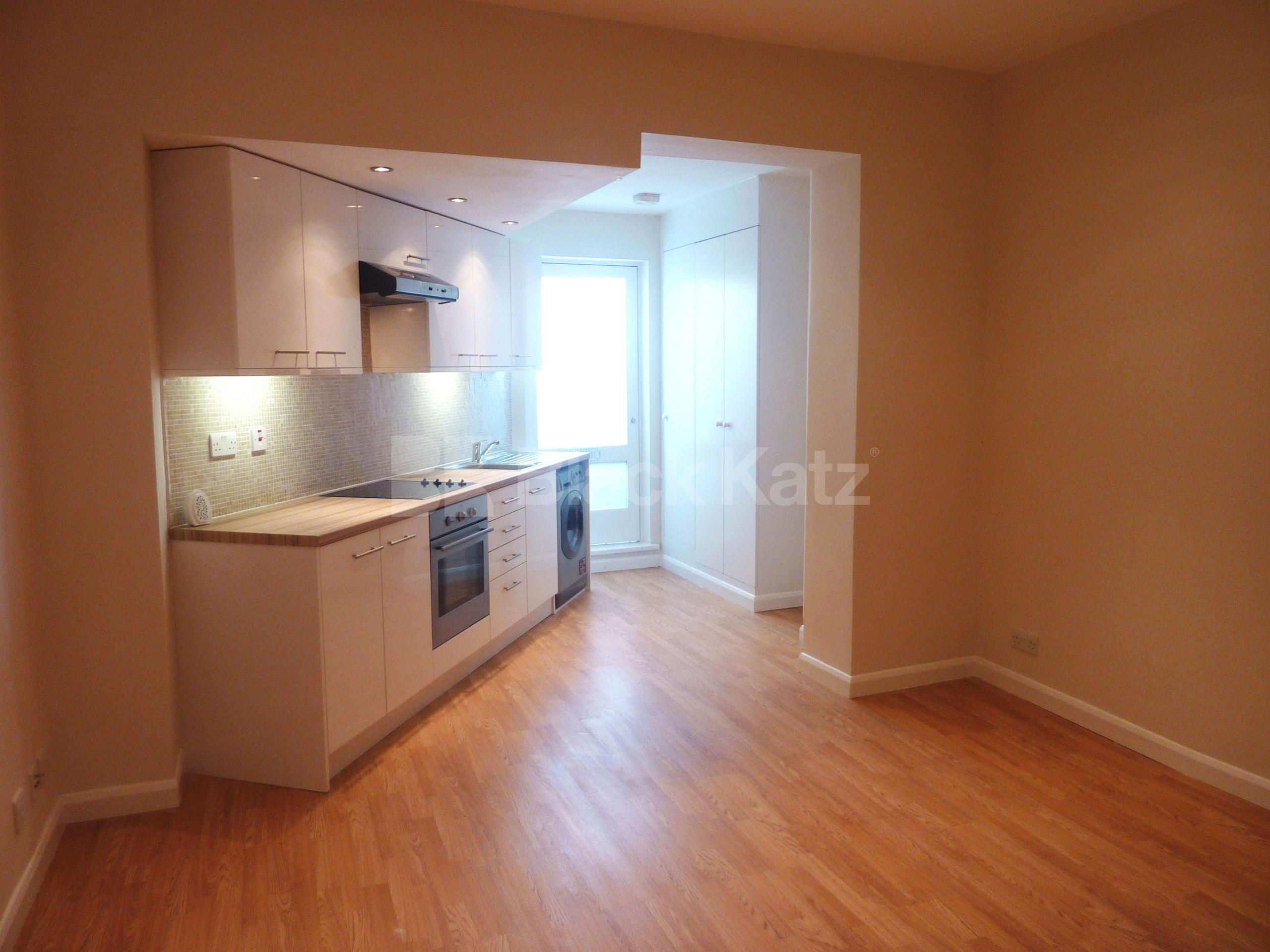 			2 Bedroom, 1 bath, 1 reception Flat			 Grays Inn Road, Kings Cross WC1X